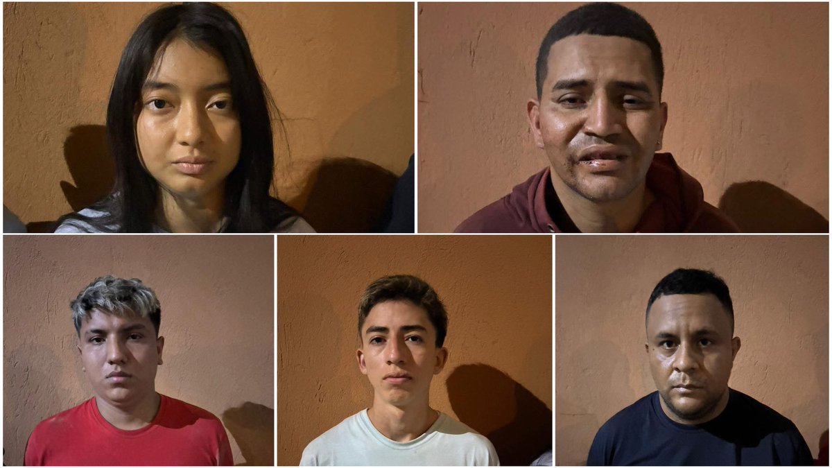 ecuadorprensaec's tweet photo. 30 LUCAS POR DEJARLO LIBRE !!

#MANTA || ¡MUJER DETENIDA CON UNA BANDA DE SECUESTRADORES! 🔒

La Policía de Manta 🚨 desarticuló a una organización dedicada al secuestro. Los integrantes de la temida red fueron arrestados cuando pedían 30 mil por la liberación de un rehén.

Los detenidos son:
- Cristhian Fabián Caicedo Mendoza (29) 
- Erick Sánchez Sánchez (20) 
- Fernando Jesús Govea Vélez (23) 
- Cristhian Ramón Mendoza Rivadeneira (34) 
- Carolina Adamarys Mendoza Santa (19)  

Todos fueron arrestados por los agentes de inteligencia de la UNASE en un operativo desarrollado en Manta que luego se extendió a Portoviejo. Les decomisaron:
- Cinco celulares 📱 
- Un carro 🚗
- 8 radios de comunicación 📻
- Un arma 🔫
- Seis municiones ⚠️
- Droga 💊 y balanzas ⚖️