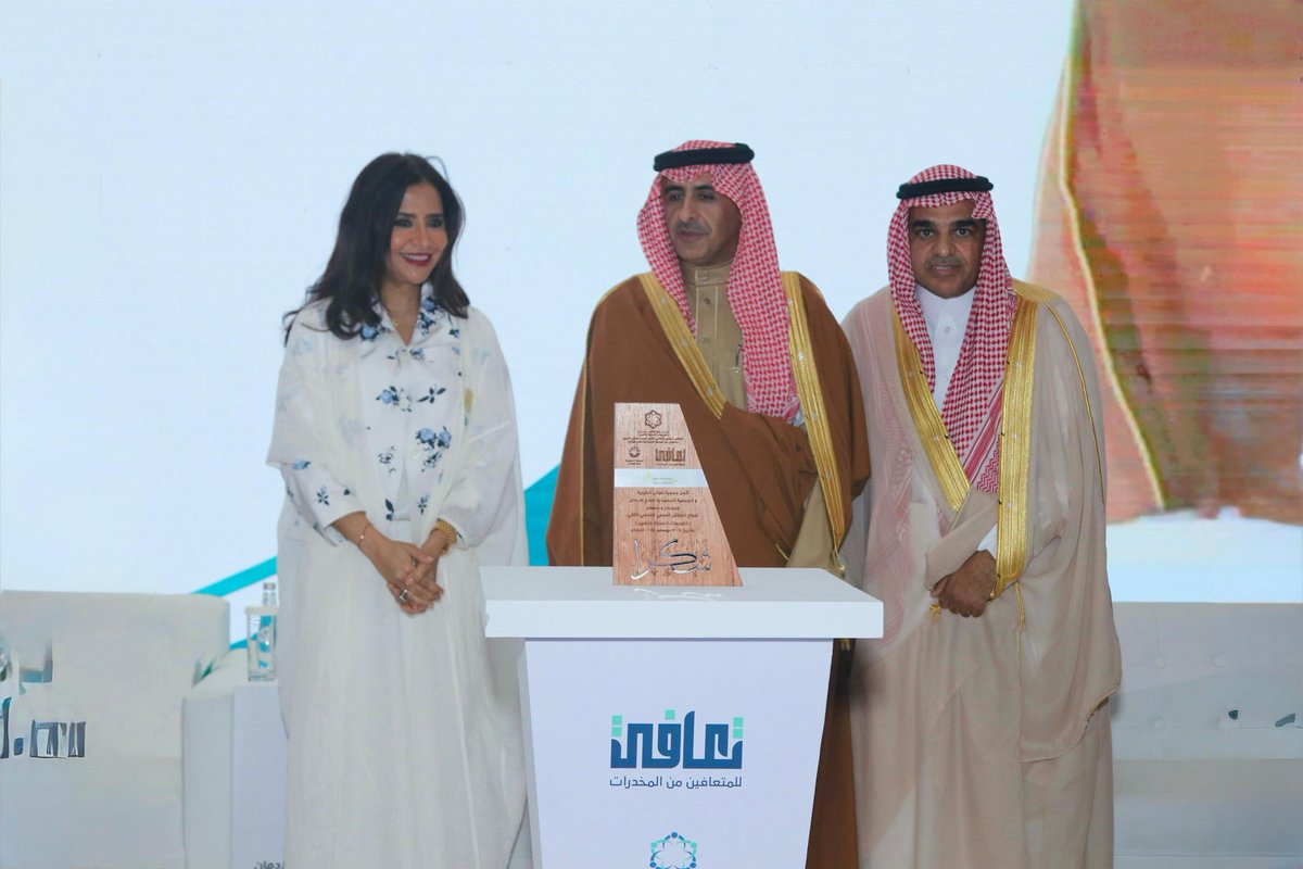 تقديرًا لجهودها في تعزيز الوعي الصحي..

تكريم مجموعة فقيه للرعاية الصحية خلال حفل افتتاح الملتقى العالمي الثاني لعلاج الإدمان الذي أقيم برعاية أمير المنطقة الشرقية الأمير سعود بن نايف، وبحضور وكيل الإمارة تركي بن عبدالله التميمي. 
Ad