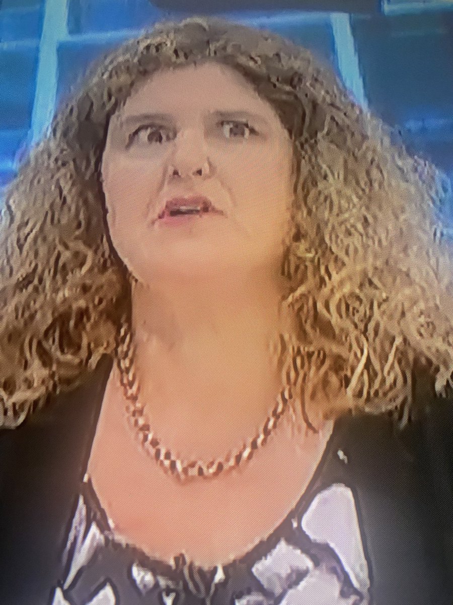 rikard2020's tweet photo. La abogada de Valdivia  #MuchoGustoMEGA. Dice que este es un ídolo en la cárcel, y tiene mucha razón ya que ahí hay mucha gente encerrada por sus malos actos, no creo que afuera sea un ídolo a seguir por los niños, no creo que un padre le diga asu hijo que tenga que ser como el https://t.co/ns2oswe7MP