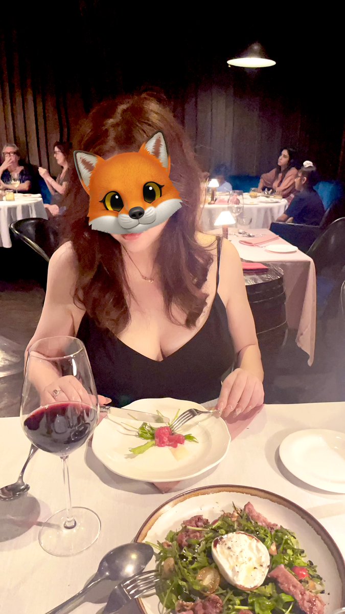 失踪人口太忙了，这一年忙着工作，旅行，带着老婆各地留下战绩🤗🤗，接着就是订婚结婚，翻相册好怀念前段时间的泰国之旅啊
#四爱夫妇 #四爱 #sm