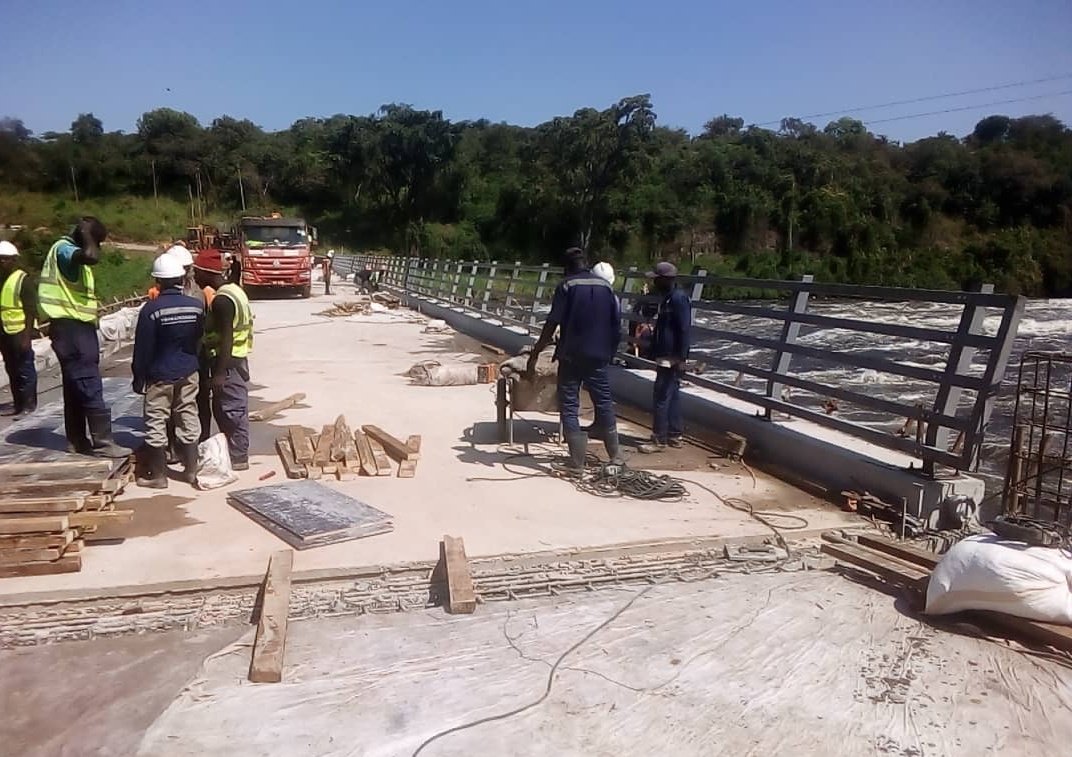 patrickoyulu's tweet photo. ...Karuma On Track. Guard Rails (for safety) installed. #Uganda
Courtesy photos taken Dec. 9 and 10th #KarumaUpdates https://t.co/b3lR040Kvp