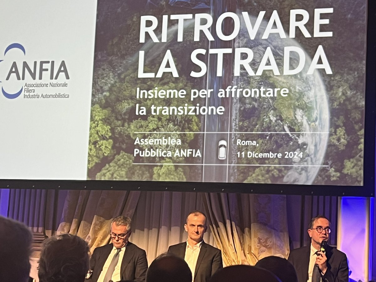 Assemblea nazionale <a href="/ANFIA_it/">ANFIA</a> , emerge una forte sinergia tra l’Associazione e il Ministro <a href="/adolfo_urso/">Adolfo Urso</a> del <a href="/mimit_gov/">MIMIT</a> . Affrontate le sfide cruciali del settore automobilistico in crisi. Con una solida politica industriale europea, possiamo superare questo momento complesso.