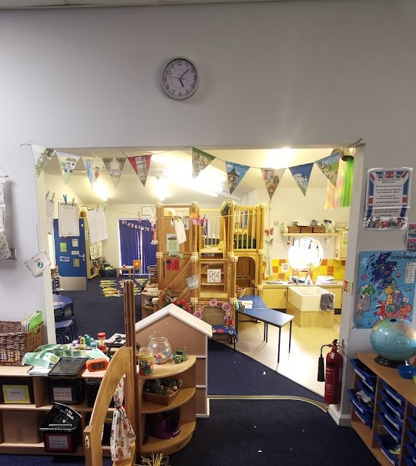 amfbuildingsol's tweet photo. One of our summer projects. We were given the task by our local school of dividing two classrooms while allowing straightforward access to merge them back into a single room when required. These bi-fold doors were custom made to fit the opening perfectly. https://t.co/PeNYxbddu2