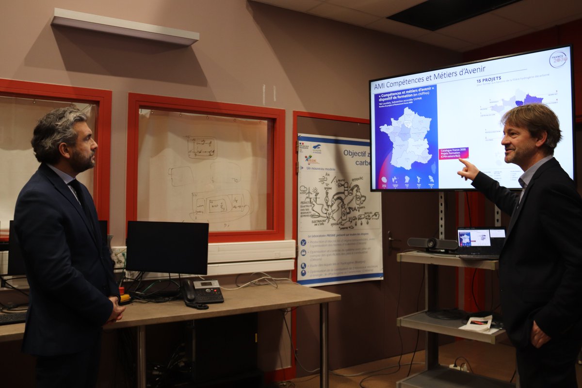 Univ_Orleans's tweet image. Visite du recteur @PhiAgresti sur le campus d&apos;Orléans La Source pour échanger avec les équipes et découvrir les #projets innovants portés par l&apos;@Univ_Orleans
✨Une visite inspirante, au cœur des enjeux de l’enseignement supérieur, de la recherche et de la réussite étudiante !