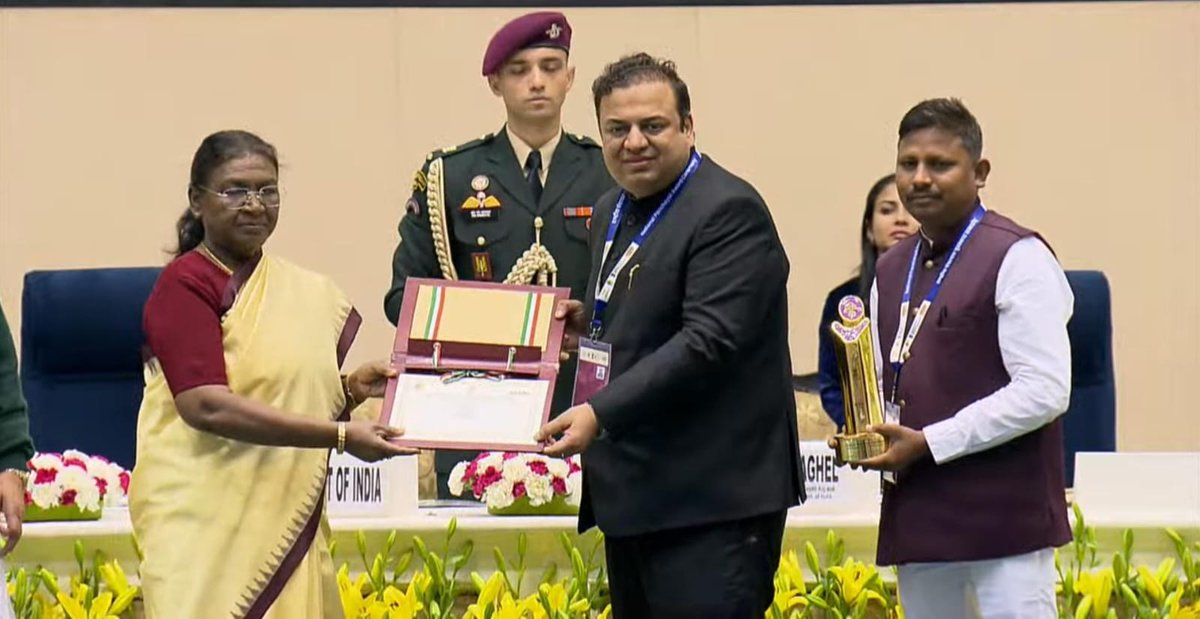 આજરોજ ઘોઘંબા તાલુકા ની વાવ કુંડલી-2 ગ્રામ પંચાયતને નેશનલ પંચાયત એવોર્ડ અંતર્ગત ગુડ ગવર્નર્સ હેઠળ માન. રાષ્ટ્રપતિશ્રી દ્રૌપદી મુર્મૂ મેડમના હસ્તે એવોર્ડ તેમજ સન્માન પત્ર એનાયત કરવામાં આવ્યો.