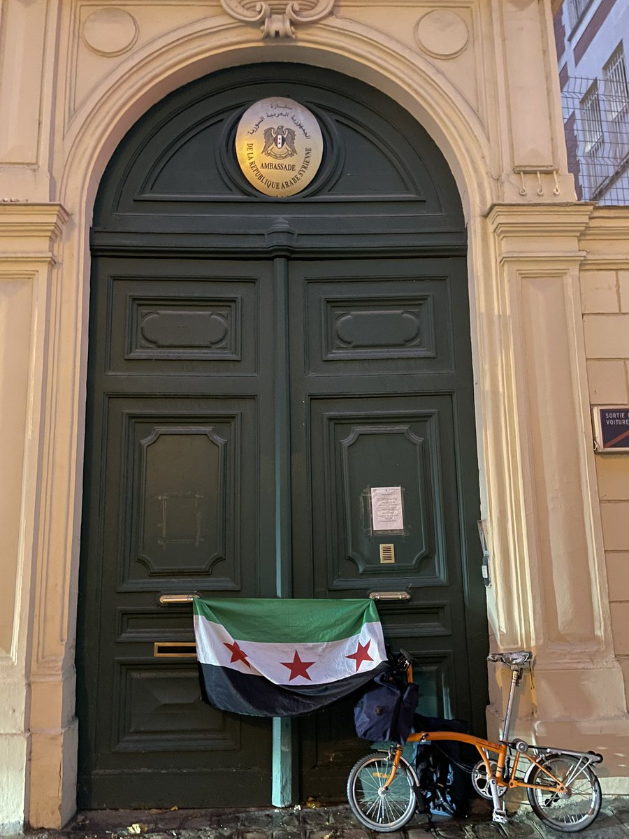 Lazaret1981's tweet photo. @firasabdullah_ @fkontar78 Yesterday … I was.

Glory and honor to the Syrian People ! 
🙏🏼☺️🙂🥹
#SouriaHouria #Flag #FreeSyria #SyriaFreedom #Paris #SyrianEmbassy #SyrianFlag 
@HalaKodmani @fkontar78 @SyrieFactuel @IiReMMO @CarepParis @Cest__Carre @OrientXXI @restitutorII 
Gloire au peuple Syrien ! 💐🙏🏼☺️ https://t.co/FVRwaw0DMV
