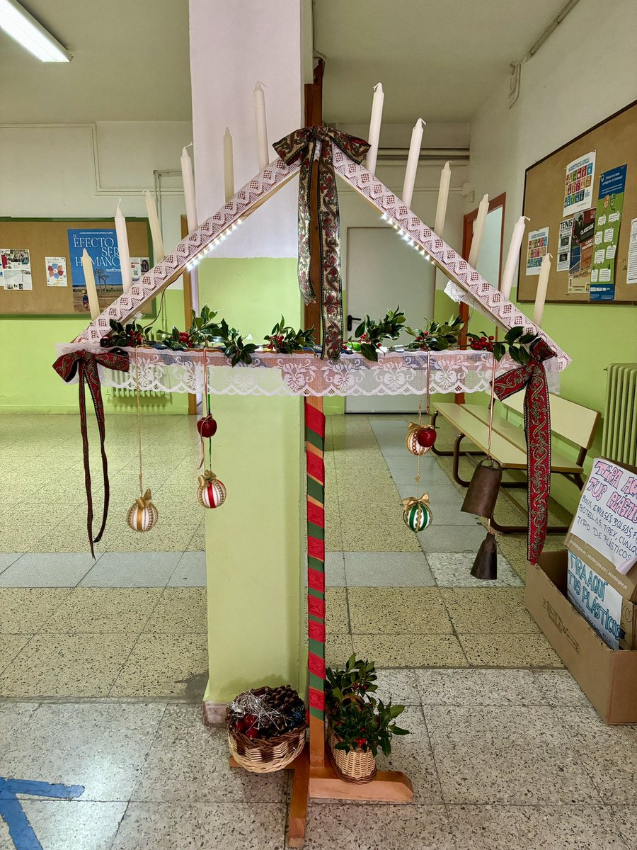 🎄 Con el árbol de Navidad y el #RamoLeonés damos por iniciada la época navideña en el ÍES RÍO ÓRBIGO. Enhorabuena a las personas implicadas en la construcción y decorado, tanto de 1° y 4°ESO como de 1°Bachillerato 👏🏻 #leonesp