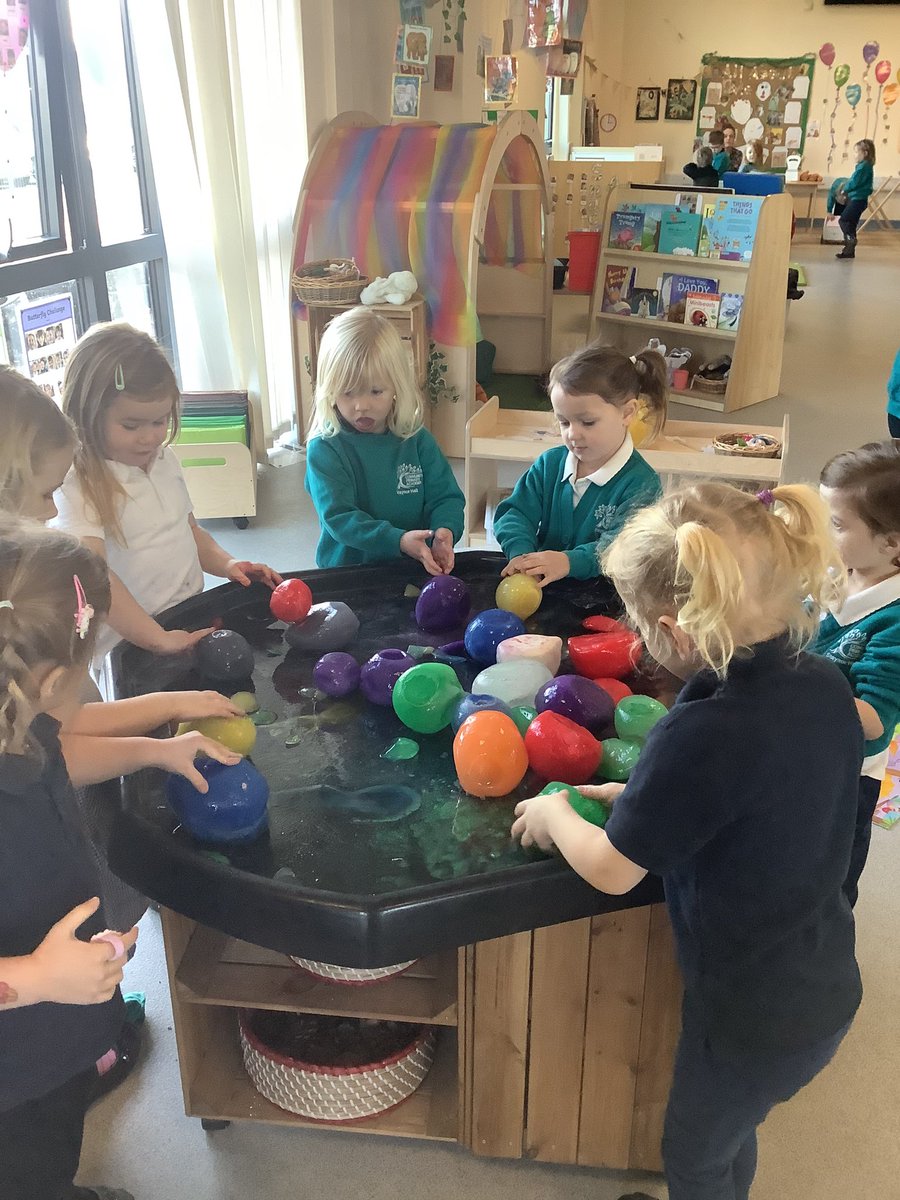 staynorHprimary's tweet photo. Team Esk enjoyed exploring what happens to something that is frozen when it starts to warm up. Talking about how their hands felt when they touched he cold ice. https://t.co/KxdeoPmxPp
