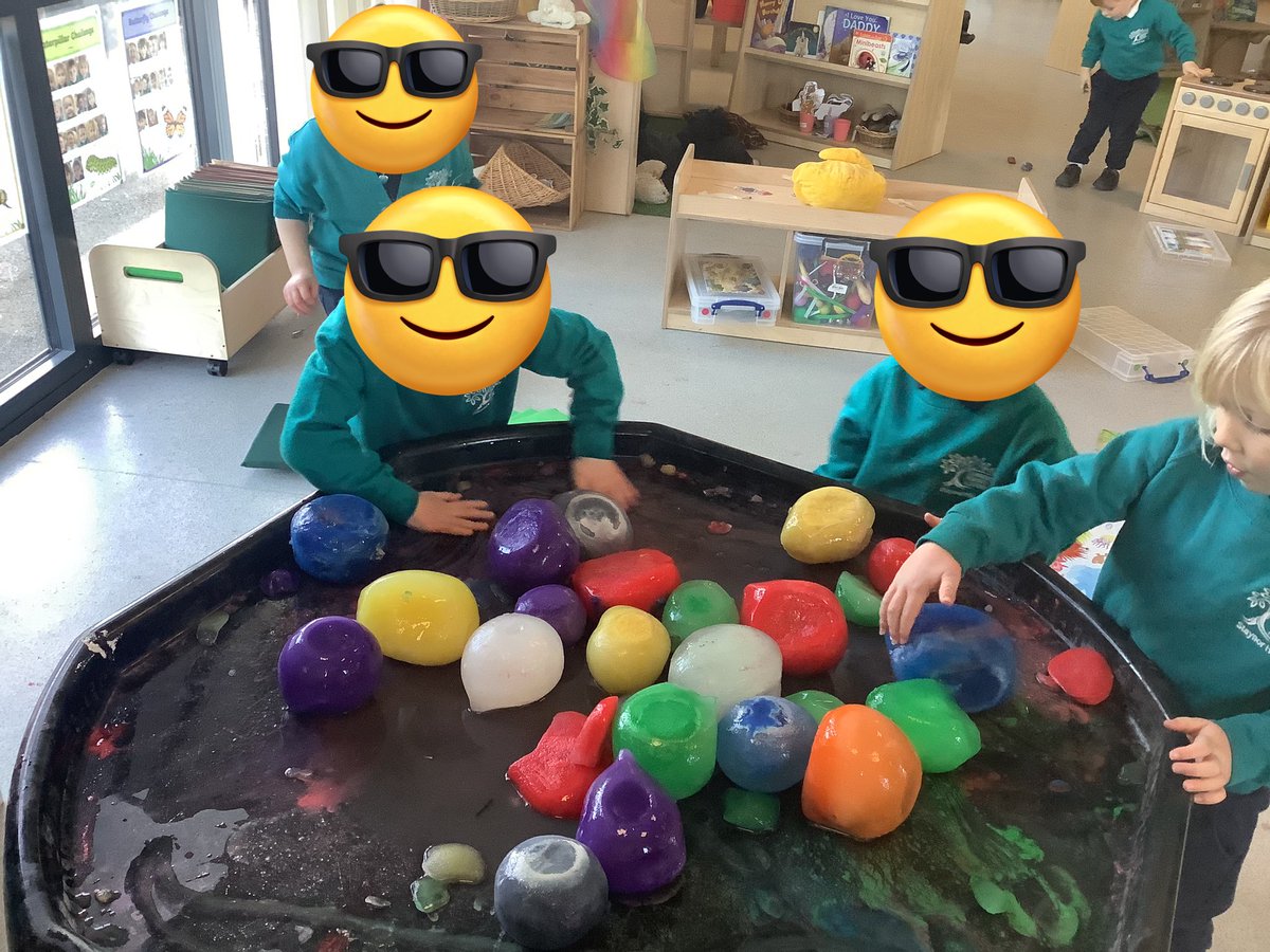 staynorHprimary's tweet photo. Team Esk enjoyed exploring what happens to something that is frozen when it starts to warm up. Talking about how their hands felt when they touched he cold ice. https://t.co/KxdeoPmxPp