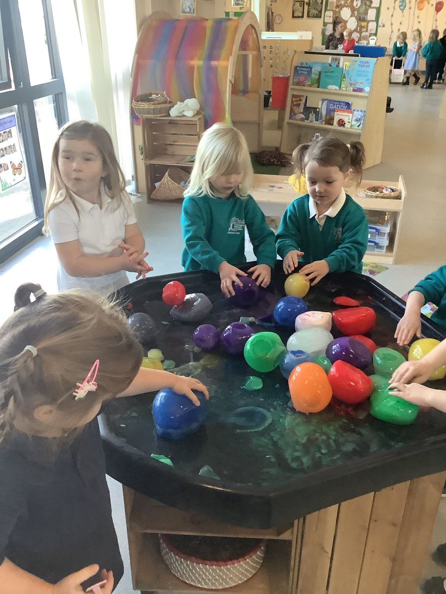 staynorHprimary's tweet photo. Team Esk enjoyed exploring what happens to something that is frozen when it starts to warm up. Talking about how their hands felt when they touched he cold ice. https://t.co/KxdeoPmxPp