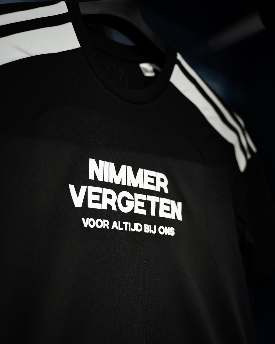PECZwolle's tweet photo. Nimmer vergeten, voor altijd bij ons. 

Vrijdag is de laatste thuiswedstrijd van dit jaar. Deze wedstrijd staat volledig in het teken van onze Memorial Match, waar we onze overleden supporters herdenken.

De Memorial Match is een jaarlijks terugkerend initiatief van supporters en de club.

#peczwolle
