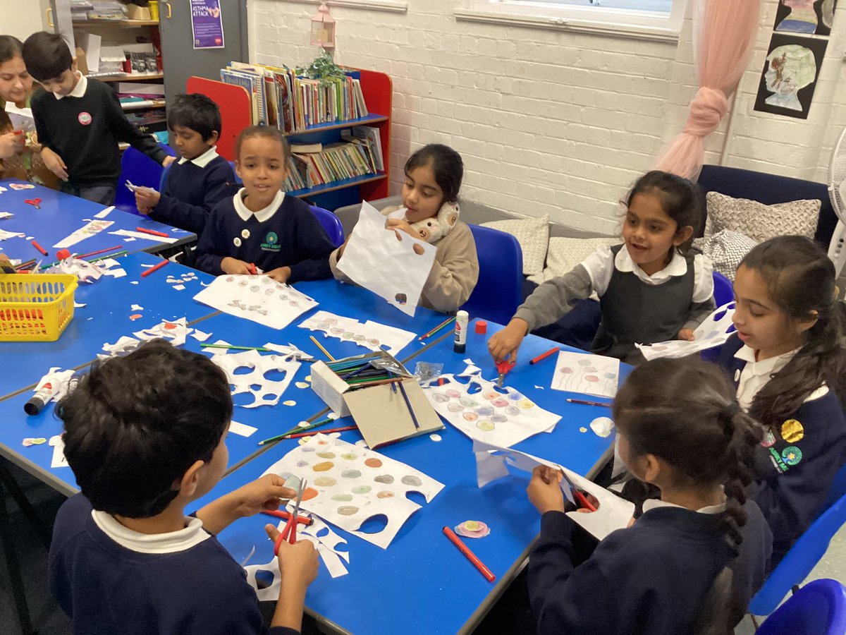 MrMakda_AMPA's tweet photo. Part 2 of #ChristmasCrafts. Big smiles, festive vibes, and plenty of creativity at @AbbeyMead_TMET https://t.co/qGt1HXfdnz