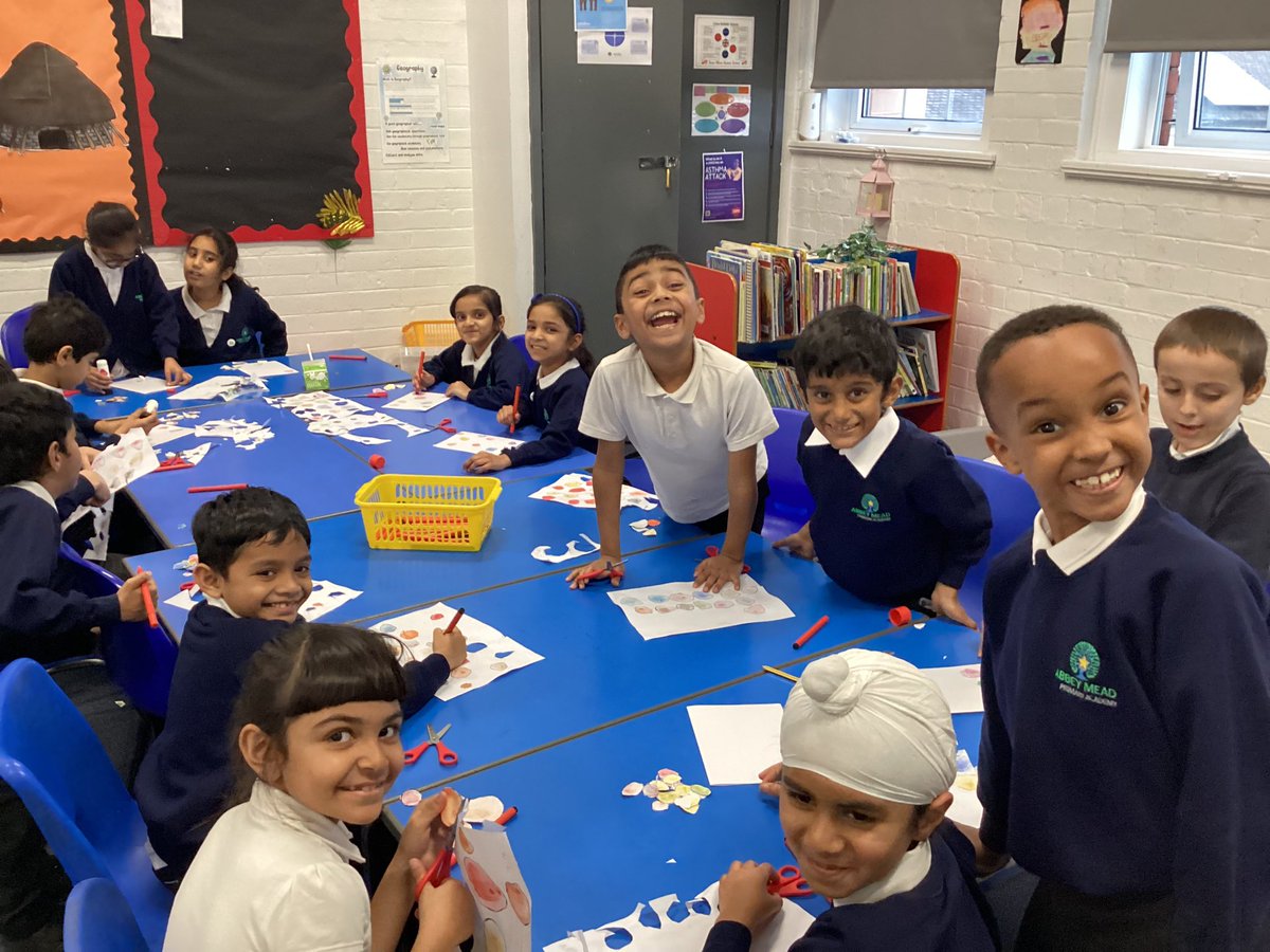 MrMakda_AMPA's tweet photo. Part 2 of #ChristmasCrafts. Big smiles, festive vibes, and plenty of creativity at @AbbeyMead_TMET https://t.co/qGt1HXfdnz