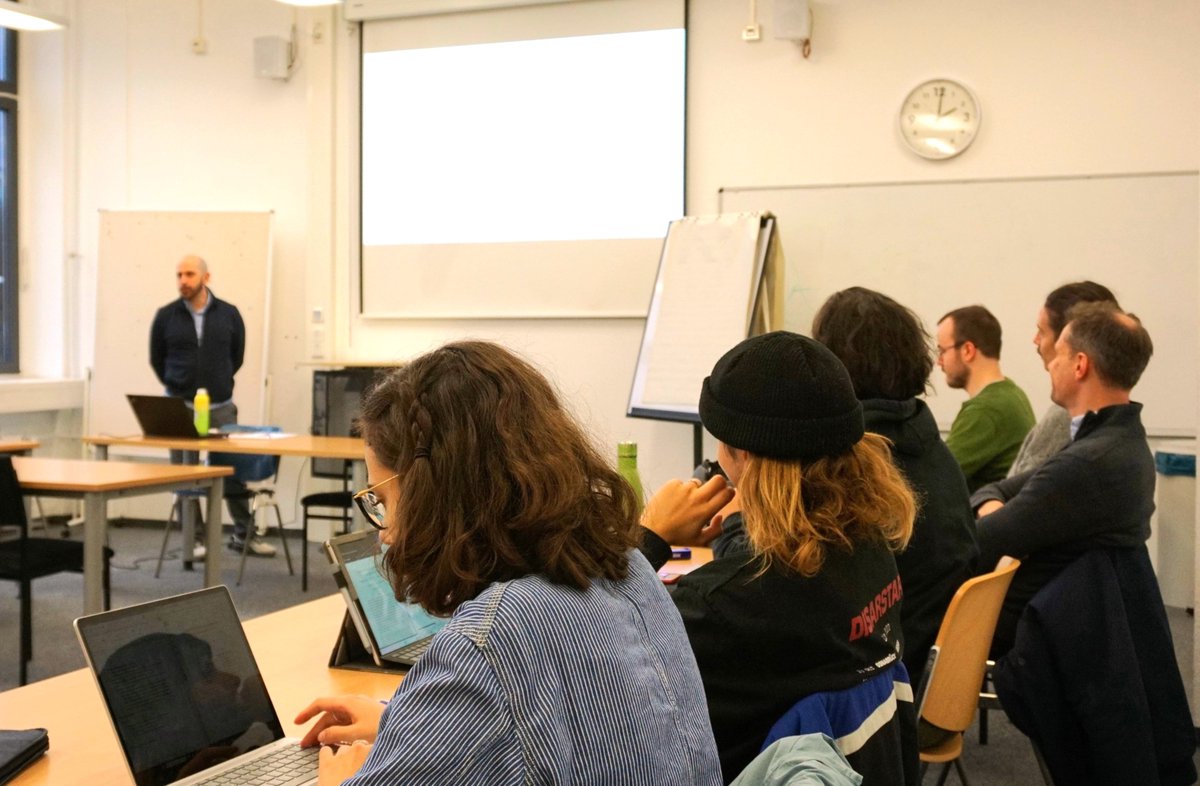 ECON_tribute's tweet image. Yesterday, we had the pleasure of welcoming our guest @carloprato_ @Columbia to our lecture series on "Political Science and Political Economy" together with @CompPolCologne. Thank you for the insights into your research! If you'd like to know more about the PSPE lectures…