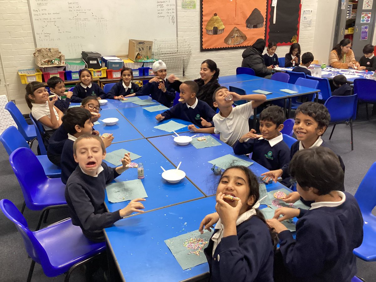 MrMakda_AMPA's tweet photo. Turning biscuits into masterpieces with icing and sprinkles! Safe to say, the sugar rush hit faster than the sprinkles landed!      #CreativeChaos #ChristmasCrafts @AbbeyMead_TMET https://t.co/nEgxYf3uQE