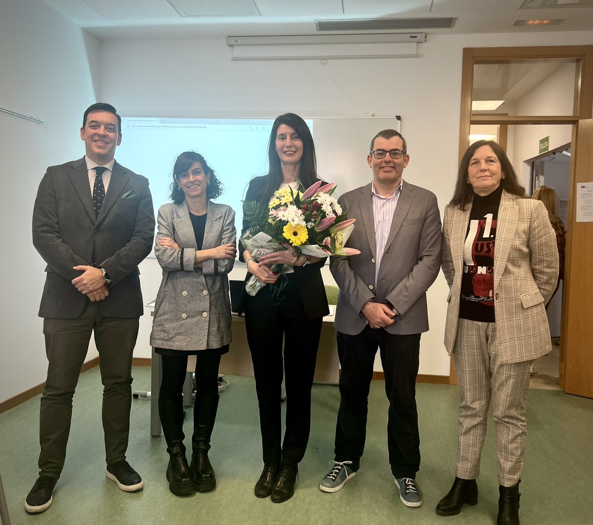 FcomUCLM's tweet photo. La periodista y profesora de la @FcomUCLM @noeliabarrosoc ha defendido hoy su tesis doctoral obteniendo la calificación de Sobresaliente 🎊¡Enhorabuena, doctora! https://t.co/S40wMmMdS7