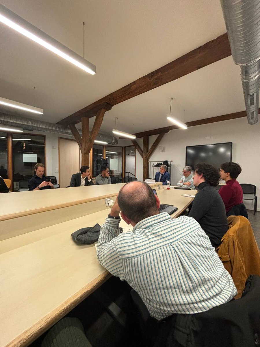 Merci à <a href="/dav_cayla/">David Cayla</a> d'avoir accepté d'échanger avec moi hier soir à propos de son dernier livre, "la gauche peut-elle combattre le néolibéralisme". Merci également au Temps des <a href="/LTRuptures/">Le Temps des Ruptures</a> pour l'organisation de l'événement. 
Lisez ce livre !