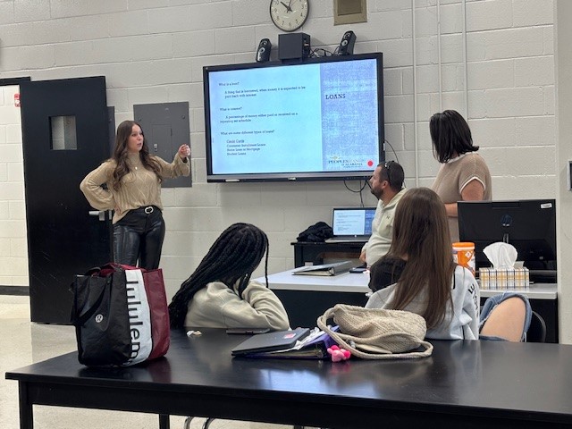 PeoplesBankAL's tweet photo. Peoples Bank visited Wellborn High School 7-12th graders for financial literacy day!  #givingback https://t.co/YlEGYdAfNw