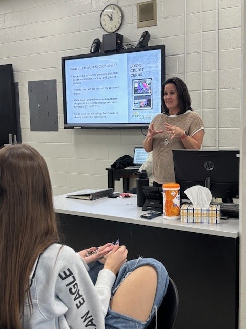 PeoplesBankAL's tweet photo. Peoples Bank visited Wellborn High School 7-12th graders for financial literacy day!  #givingback https://t.co/YlEGYdAfNw