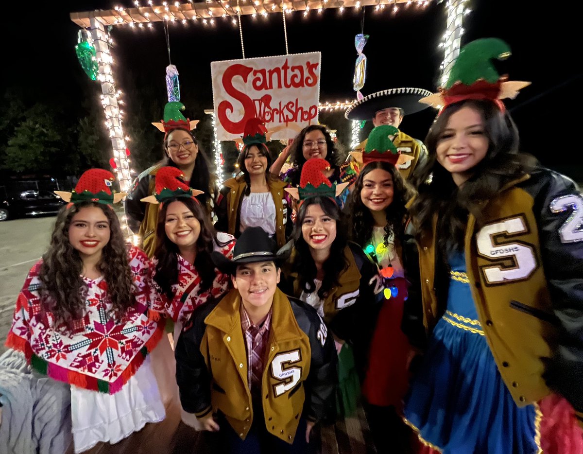 Grupo Folklórico De Seguin High School had a blast at this year’s Holiday Stroll parade! Congratulations to all the parents, GFDSHS boosters and students who helped make this year’s parade float a huge success!!! 

#folkloricoinschools #balletfolkloricojourneytouil
