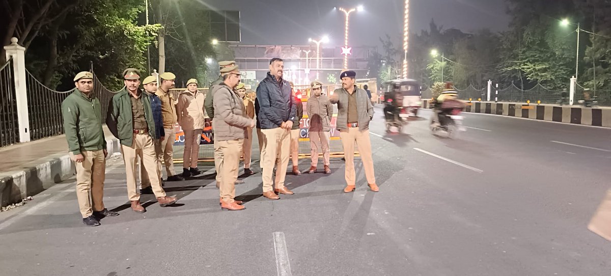dcpcentrallko's tweet photo. @dcpcentrallko👮🚔के निर्देशन में कानून एवं सुरक्षा व्यवस्था बनाए रखने तथा अपराध एवं अपराधियों पर अंकुश लगाने हेतु #ACPHAZRATGANJ,SHO हजरतगंज ,SHO गौतमपल्ली द्वारा मय पुलिस बल के साथ क्षेत्र में #पैदल_गश्त कर बैरियर ड्यूटी में लगे पुलिस बल को आवश्यक निर्देश दिए।
@IPSRaveena https://t.co/zrI5tao6jS