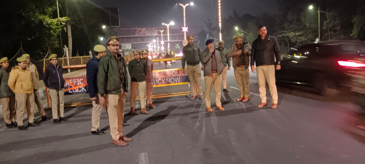 dcpcentrallko's tweet photo. @dcpcentrallko👮🚔के निर्देशन में कानून एवं सुरक्षा व्यवस्था बनाए रखने तथा अपराध एवं अपराधियों पर अंकुश लगाने हेतु #ACPHAZRATGANJ,SHO हजरतगंज ,SHO गौतमपल्ली द्वारा मय पुलिस बल के साथ क्षेत्र में #पैदल_गश्त कर बैरियर ड्यूटी में लगे पुलिस बल को आवश्यक निर्देश दिए।
@IPSRaveena https://t.co/zrI5tao6jS