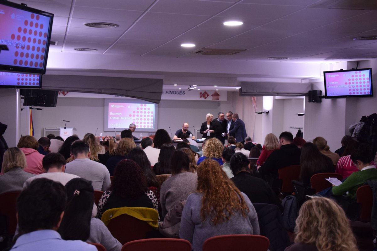 CAFbcn_lleida's tweet photo. Avui s'ha celebrat en el CAFBL l'examen del Curs d'Oficial Habilitat d'enguany.

Dos mesos després d'iniciar l'aprenentatge els i les alumnes han posat a prova les seves aptituts per aconseguir la titulació que els acredita per inscriure's al Registre d'Oficial Habilitat.

#CAFBL #Barcelona #Lleida #CollegiAdministradorsFinques #AFcollegiats #AFcolegiados #Formació