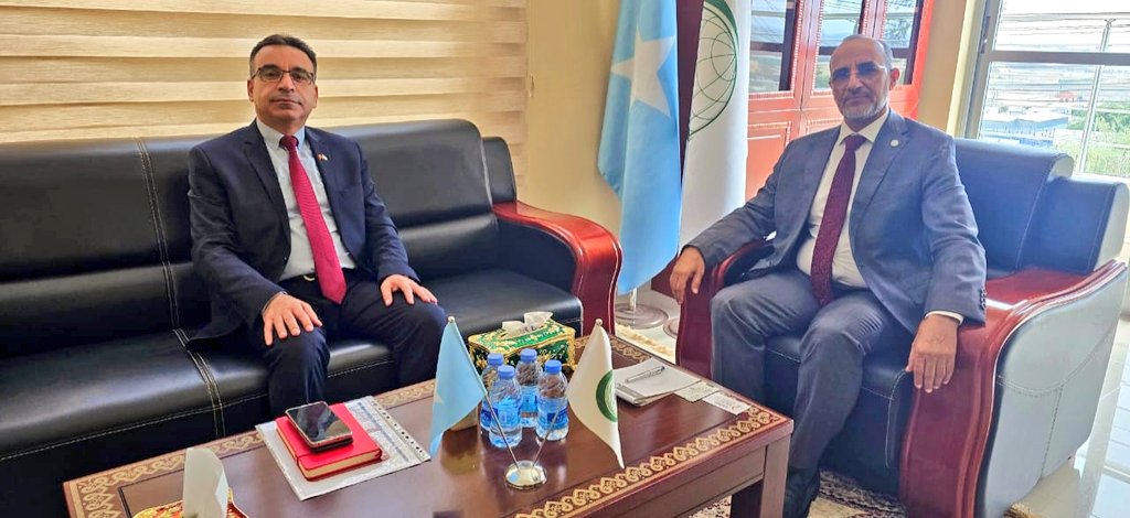 The Director General of the #OIC Regional Mission in #Somalia, H.E. Ambassador Mohamed Bamba Mohamed Boba, met with Mr. Şerif Şimşek, Head of the #Turkish_RedCrescent Delegation in Somalia. The discussions focused on enhancing mutual cooperation in Somalia.