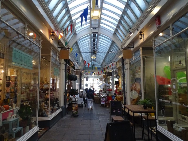 Great to see a little local arcade like Windsor Arcade in Penarth doing so well 125 years from its opening. Lots of businesses selling stuff I’d actually buy #books #sweets #fruitandveg #cafe - new entry on #anarcadesproject website anarcadesproject.org/windsor-arcade…