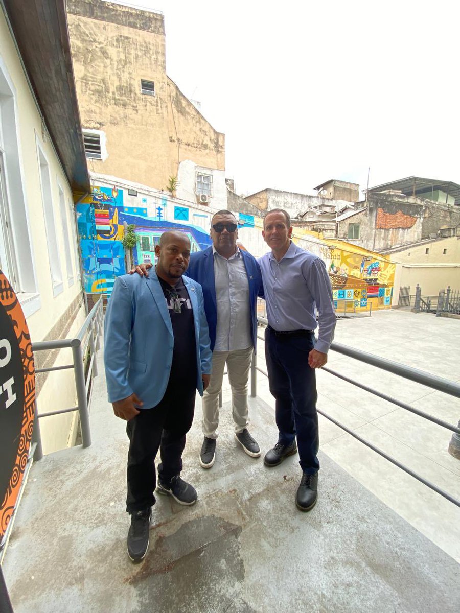 expofavelarj's tweet photo. No MUHCAB, @pretozeze e Wellington Galdino (@wgaldino3)
da, participaram de um encontro com o Cônsul-Geral dos EUA no Rio, Ryan Rowlands, no evento sobre o último navio de escravizados do Brasil, com apresentações culturais dos Jongos do Salgueiro e Santa Rita do Bracuí! https://t.co/wM0zArZYDy