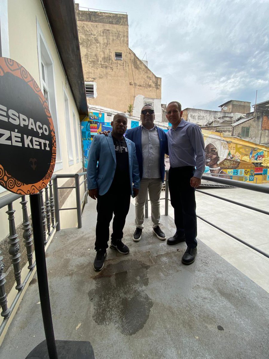 No MUHCAB, <a href="/pretozeze/">PRETO ZEZÉ</a> e Wellington Galdino (<a href="/wgaldino3/">Wellington Galdino</a>)
da, participaram de um encontro com o Cônsul-Geral dos EUA no Rio, Ryan Rowlands, no evento sobre o último navio de escravizados do Brasil, com apresentações culturais dos Jongos do Salgueiro e Santa Rita do Bracuí!