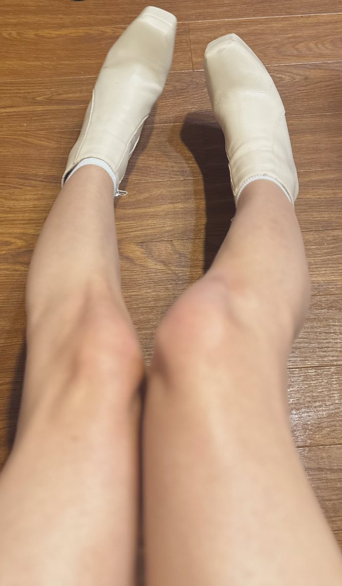 こんばんはー！
1日投稿サボっちゃった🥺

かなは気持ちが回復しつつあるよ🙌
美容院も行って髪色バイオレットになって気分転換〜😌

今日はESPERANZAのショートブーツ
白って可愛いよね〜💕

かなはこれからワイン飲みながら夜更かしする〜笑

みんなは良い夜を
おやすみなさい🙃✨