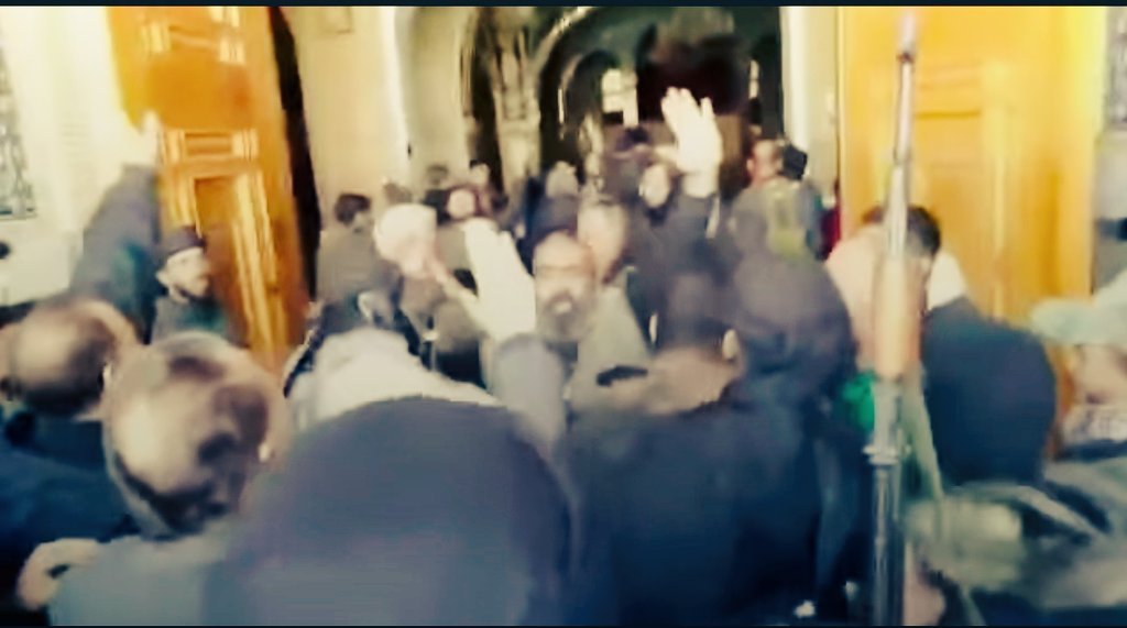 "يا اخـتـاه يا زيـنـب ان الله حـافـظـكـم وحـامـيـكـم وسيـنجـيكم من شـر الأعـداء"
عذراً يابو فاضل 💔