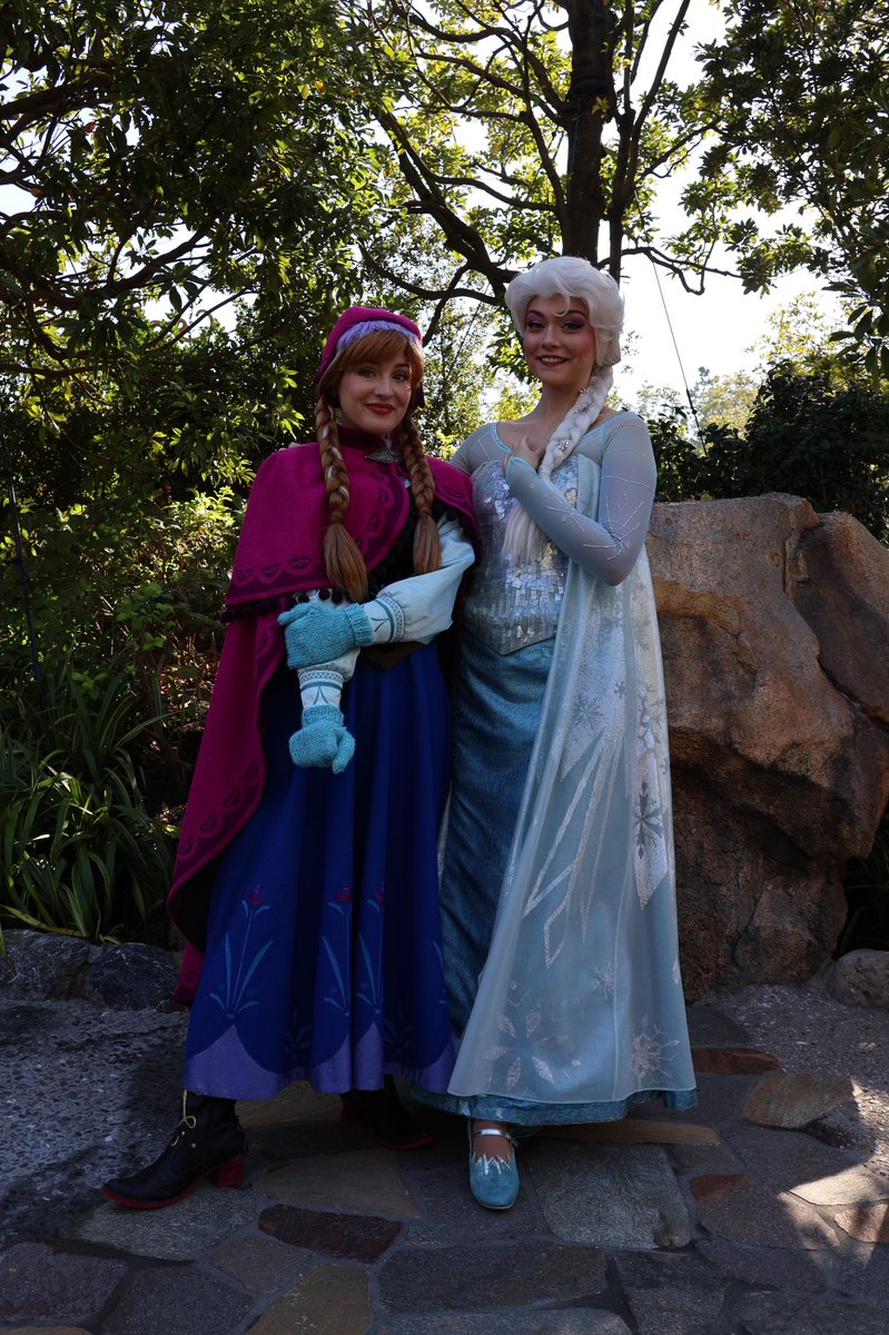 Disney_and_I's tweet photo. ワンショ大会とかじゃなくてちゃんとグリの締めで撮らせてもらったツーショなのにまあ暗いもんで https://t.co/r04ERVpvQm