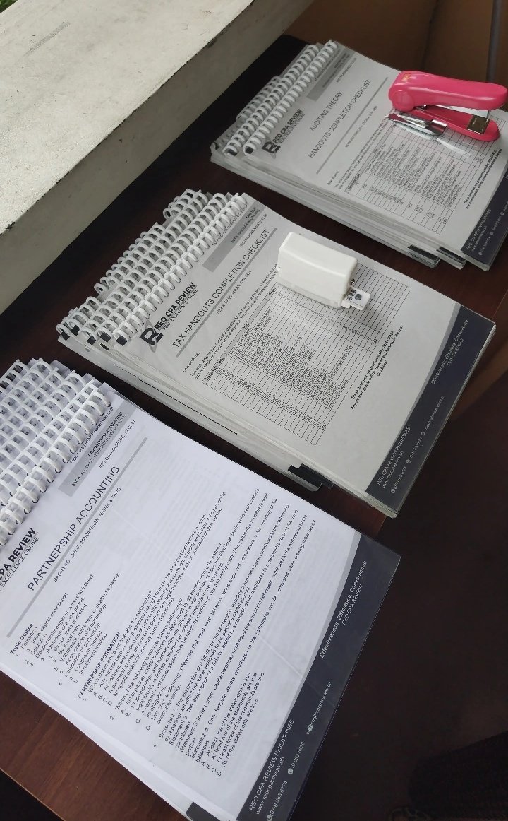panpan_cpa's tweet photo. "How did u know he was the one?"

When he took the time to bind all these handouts himself. 🥹
#studytwtph #cpaxengineer https://t.co/VzLZ9gofKO