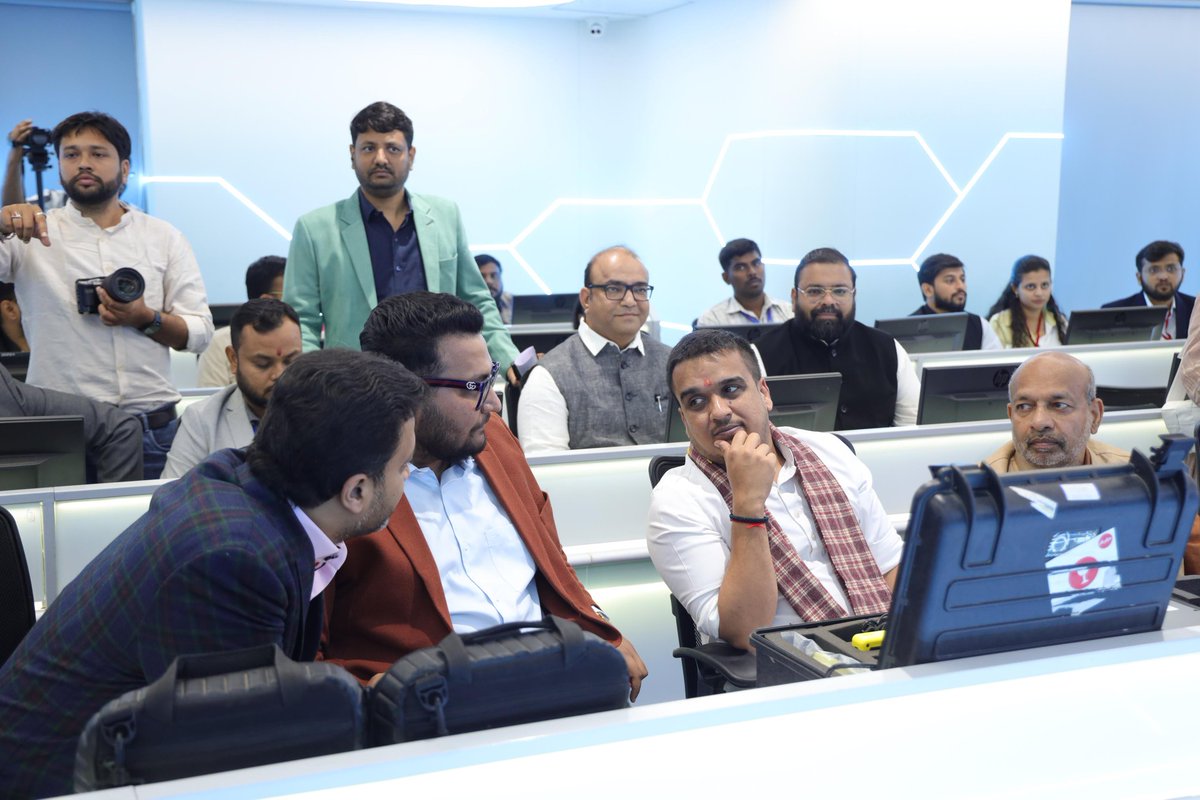 sanghaviharsh's tweet image. Attended the launch of India&apos;s 1st AI-Driven Integrated Cyber Security Command Control Center (ICSCCC) at @Indus_University in the presence of Shri @ratnakar273 ji.
A revolutionary step towards enhancing cybersecurity in partnership with DRONA.