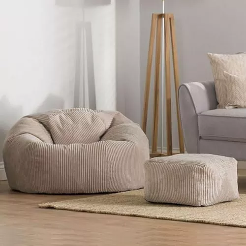 DittoPresident's tweet image. Hay algo que quiero comprar hace mil años y es un puf. Ahora que la zona de mangas tiene alfombra lo siguiente sería un "asiento" para leer. ¿Alguien que me recomiende algún tipo o marca en particular? He probado alguno que no me ha terminado de convencer y quiero opiniones 🥲