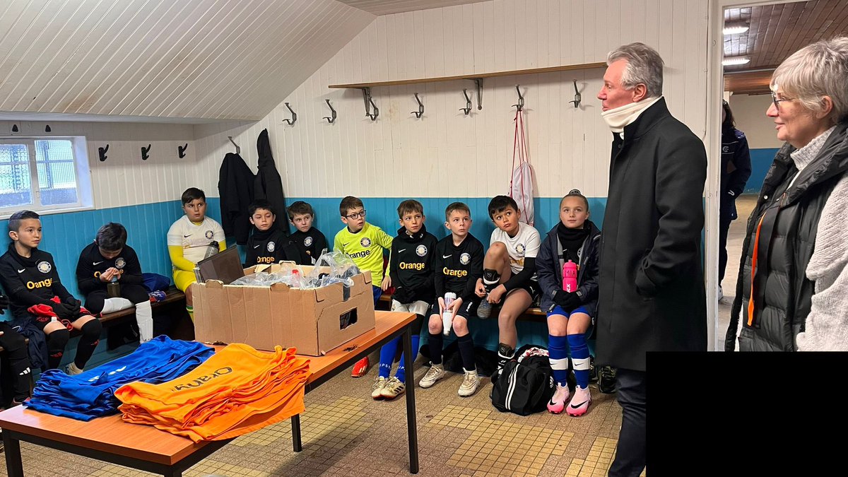 Remise de maillots et atelier numérique sur le #cyberharcèlement aujourd’hui à <a href="/Ville_Chaumont/">Ville de Chaumont</a> chez notre club partenaire du Chaumont FC👍
<a href="/Orange_France/">Orange France</a> engagée dans le sport amateur ⚽️ sur nos territoires.
#OrangeEstLà #Sponsoring 
<a href="/TeamOrangeFoot/">Team Orange Football</a> <a href="/NickelsVero/">Véronique Nickels</a> <a href="/OrangeGrandEst/">Orange Grand Est</a>