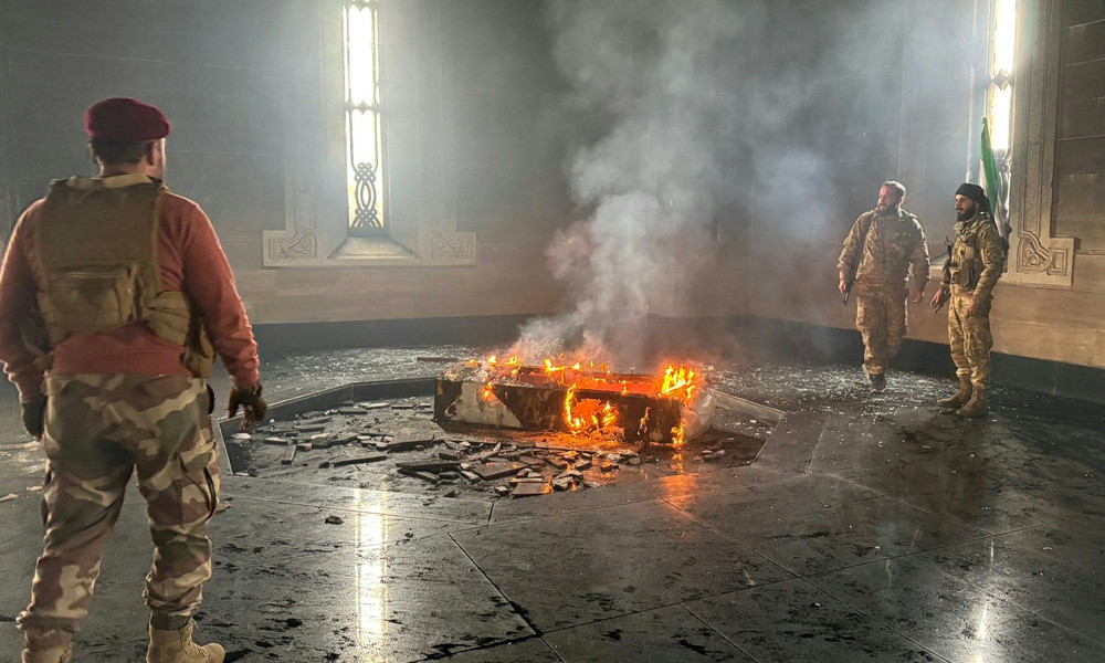 বাশার আল-আসাদের বাবার সমাধিতে আগুন