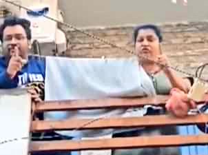 NewsAlgebraIND's tweet photo. BIG NEWS 🚨 Atul Subhash's Brother-In-Law threatens Reporters over Coverage.

A now-viral video shows Subhash’s mother-in-law Nisha Singhania and brother in law Anurag arguing and shouting at reporters.

From their balcony, Nisha and Anurag angrily demand that the reporter turn off his camera.

"If you continue to act like this, it will be wrong" - ANURAG THREATENS REPORTERS