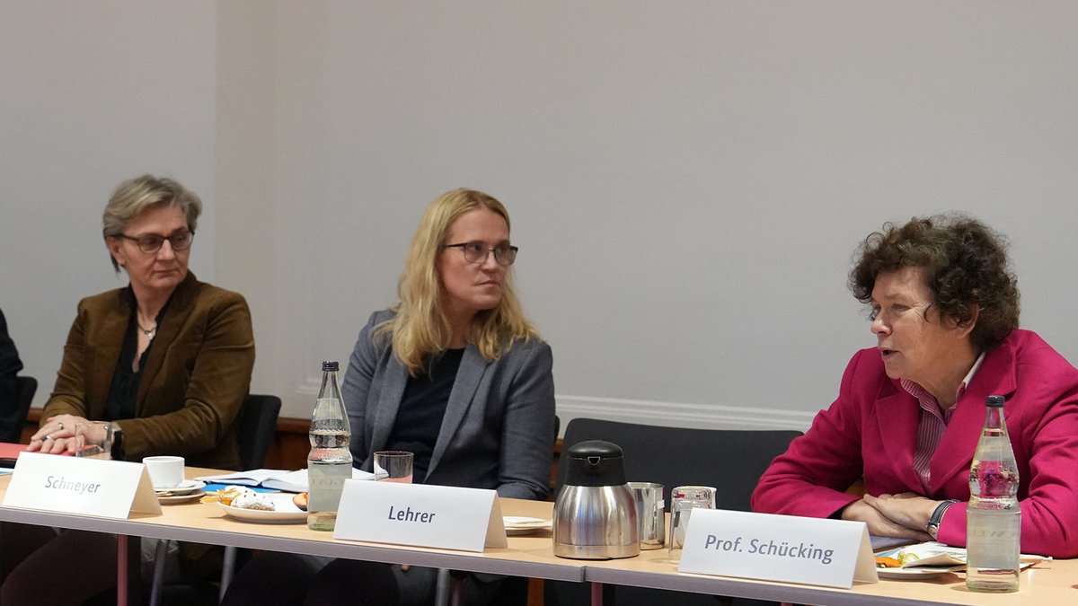 „Es ist wichtig, dass die Energiewende im Gebäudebereich von den Menschen als fair wahrgenommen wird. Angesichts steigender CO2-Preise muss die Klimapolitik sozial flankiert werden“, so unser Staatssekretär <a href="/BosingerRolf/">Rolf Bösinger</a> beim Treffen mit Sozial- und Wohlfahrtsverbänden im #BMWSB.