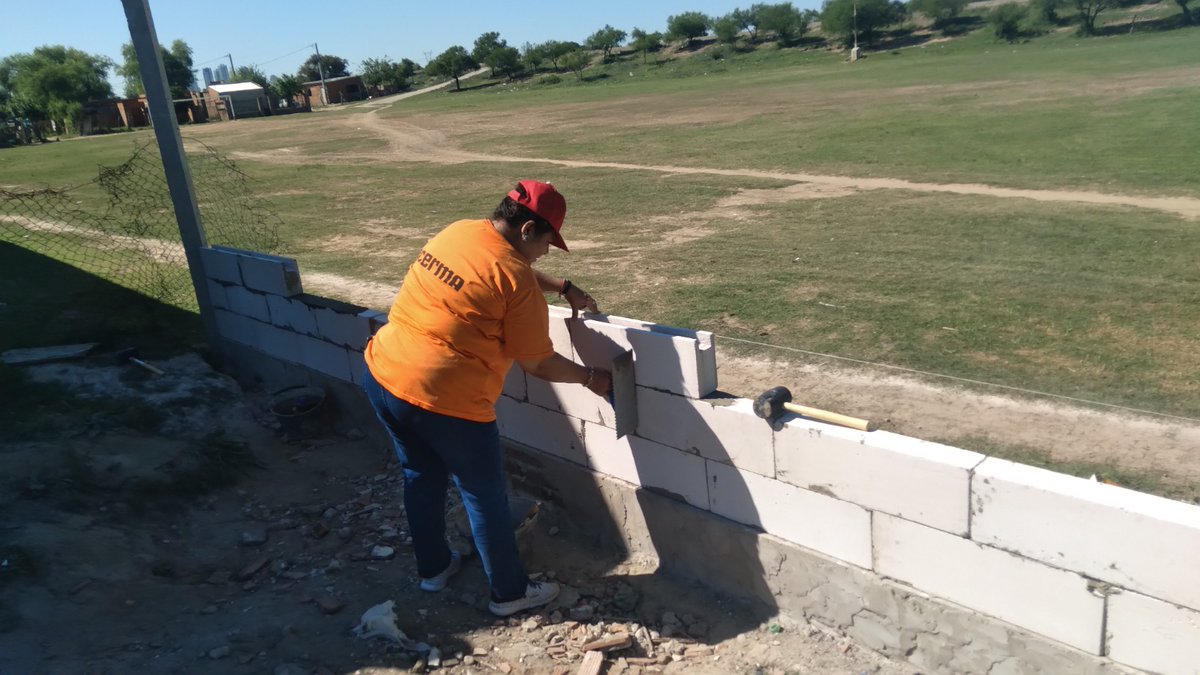aremat_puerto's tweet photo. Luego de la capacitación junto a Brimax Argentina en la Escuela de Oficios MANOS ABIERTAS en Alto Verde, Santa Fe, ¡los alumnos pusieron sus conocimientos en práctica con nuestros materiales! 🛠️🙌

¡Adelante! 🌟 
#Aremat #CompromisoAremat #Oficios #Manosabiertas #valores https://t.co/MGEUkxT1la