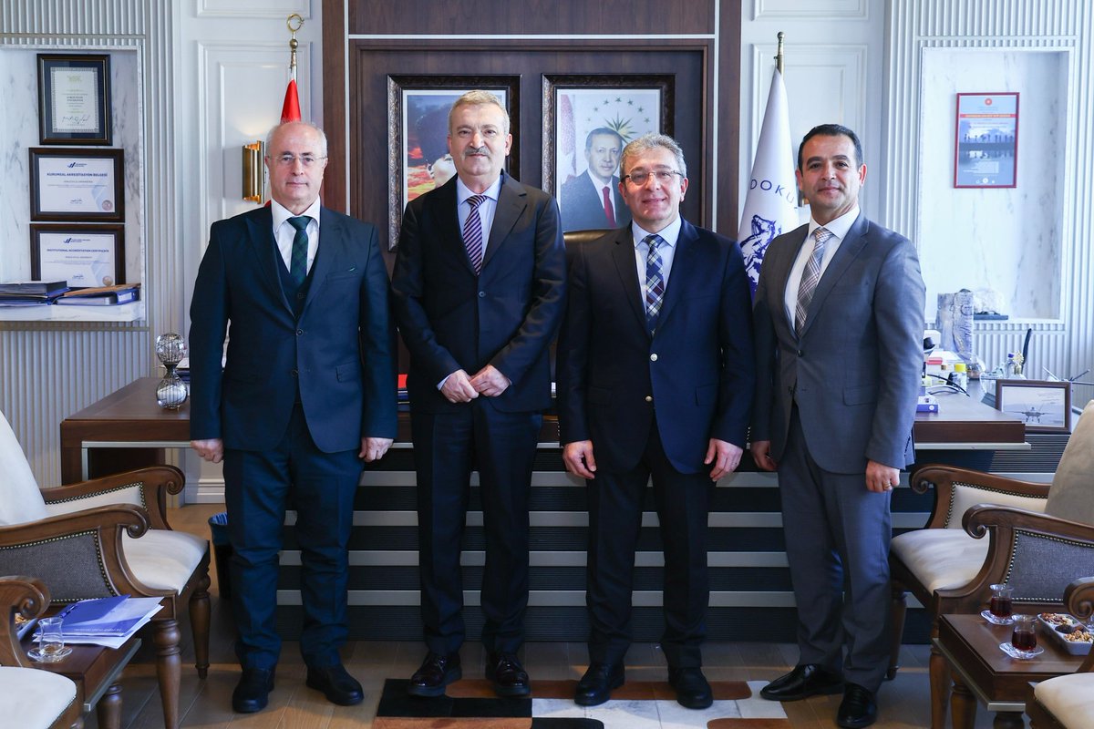 🤝 İzmir Cumhuriyet Başsavcı Vekili Ömer Doğruöz ile İzmir Denetimli Serbestlik Müdürü Necmi Sultani, Rektörümüz Prof. Dr. Bayram Yılmaz'ı ziyaret ettiler. Ziyarette, köklü geçmişiyle Türk Hukuk Sistemi'ne önemli katkılar sağlayan Hukuk Fakültemizin rolü ele alınırken;