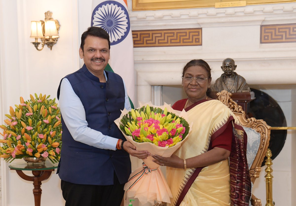 It was my great honour to call on and take blessings of Mahamahim, Honourable President of India Smt. Droupadi Murmu Ji at Rashtrapati Bhavan, New Delhi today. Presented her a 'murti' of Maharashtra's daivat 'Lord Vitthal - Rukmini'.
भारताच्या महामहीम राष्ट्रपती मा. श्रीमती