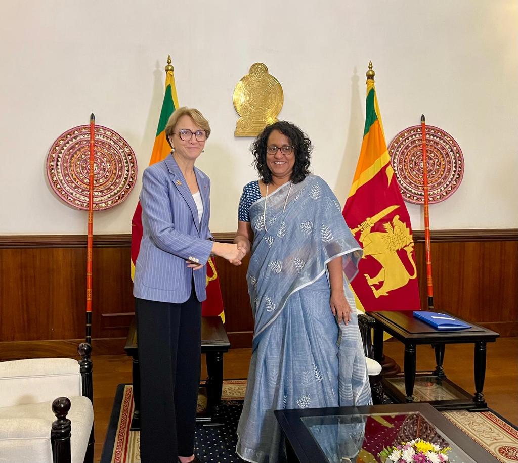 FranceinColombo's tweet photo. Secretary General of @francediplo_EN, @amdescotes and the Prime Minister of Sri Lanka @Dr_HariniA highlighted the excellent cooperation between the   two countries and explored avenues to enhance the friendship ties 🇨🇵🤝🇱🇰. https://t.co/Q0HTUEiozX
