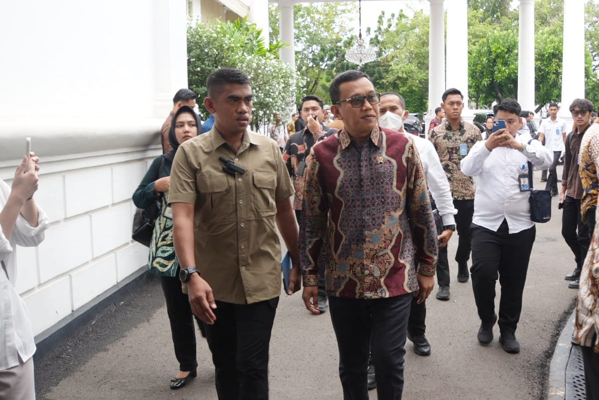 š šššššš š š®š© (@ann_gwynetha) on Twitter photo Menteri P2MI/Kepala #BP2MI <a href="/Kadir_Karding/">Abdul Kadir Karding</a> menghadiri Penyerahan Daftar Isian Pelaksanaan Anggaran & Buku Daftar Alokasi Transfer Ke Daerah Tahun Anggaran 2025 oleh Presiden RI <a href="/prabowo/">Prabowo Subianto</a> di Istana Negara.
<a href="/gibran_tweet/">Gibran Rakabuming</a>
<a href="/setkabgoid/">Sekretariat Kabinet</a>
<a href="/KemensetnegRI/">Sekretariat Negara</a> Menteri P2MI/Kepala #BP2MI <a href="/Kadir_Karding/">Abdul Kadir Karding</a> menghadiri Penyerahan Daftar Isian Pelaksanaan Anggaran & Buku Daftar Alokasi Transfer Ke Daerah Tahun Anggaran 2025 oleh Presiden RI <a href="/prabowo/">Prabowo Subianto</a> di Istana Negara.
<a href="/gibran_tweet/">Gibran Rakabuming</a>
<a href="/setkabgoid/">Sekretariat Kabinet</a>
<a href="/KemensetnegRI/">Sekretariat Negara</a>