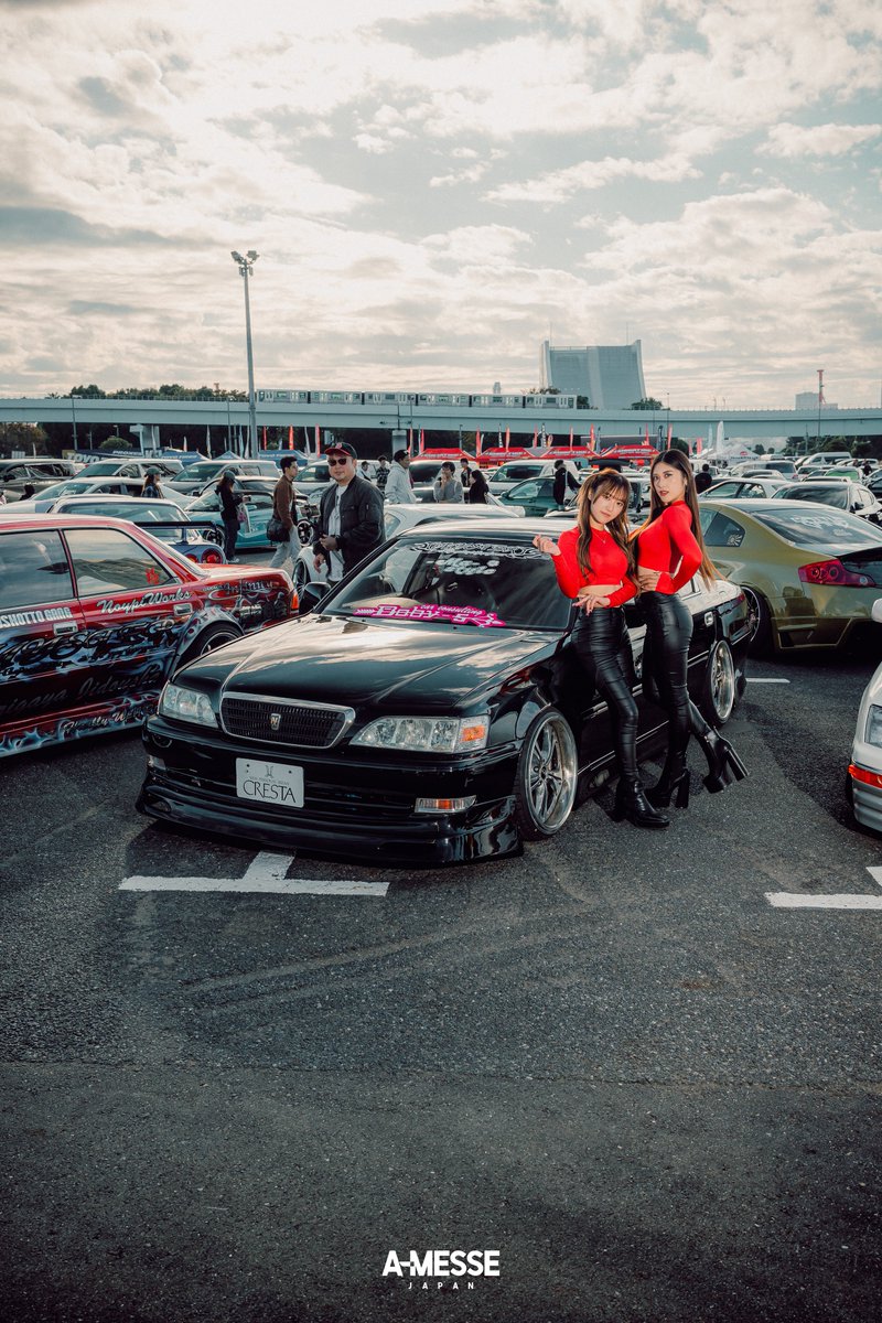 konchan0502's tweet photo. 初の置きイベ🚘
初めてキャンギャルしてもらいました
ありがとうございました！

ドリ車じゃ場違い感満載でした
朝搬入終わってみんなタオルで車拭いてるのが衝撃でした
リアシートにタイヤとか工具とか満載に積んでる車なんていませんでした

でもこれがストリートなんです。

📸 @jotaroyamauchi https://t.co/diMI7i8hK8