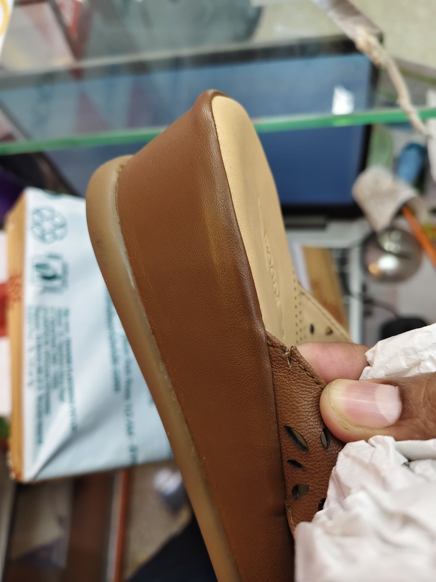 Ganeashu's tweet photo. @Woodland DONT ORDER ONLINE FROM WOODLAND WEBSITE/APP, THEY WILL SEND YOU DEFFECTIVE STOCK,
On 25 Nov i ordered a chappal from their app, it delivered me on 3rd dec a DEFECTIVE pcs, i immediately contacted to their customer care, they said you have to mail items photo and bill copy, i sent https://t.co/8u4hlvs7CL