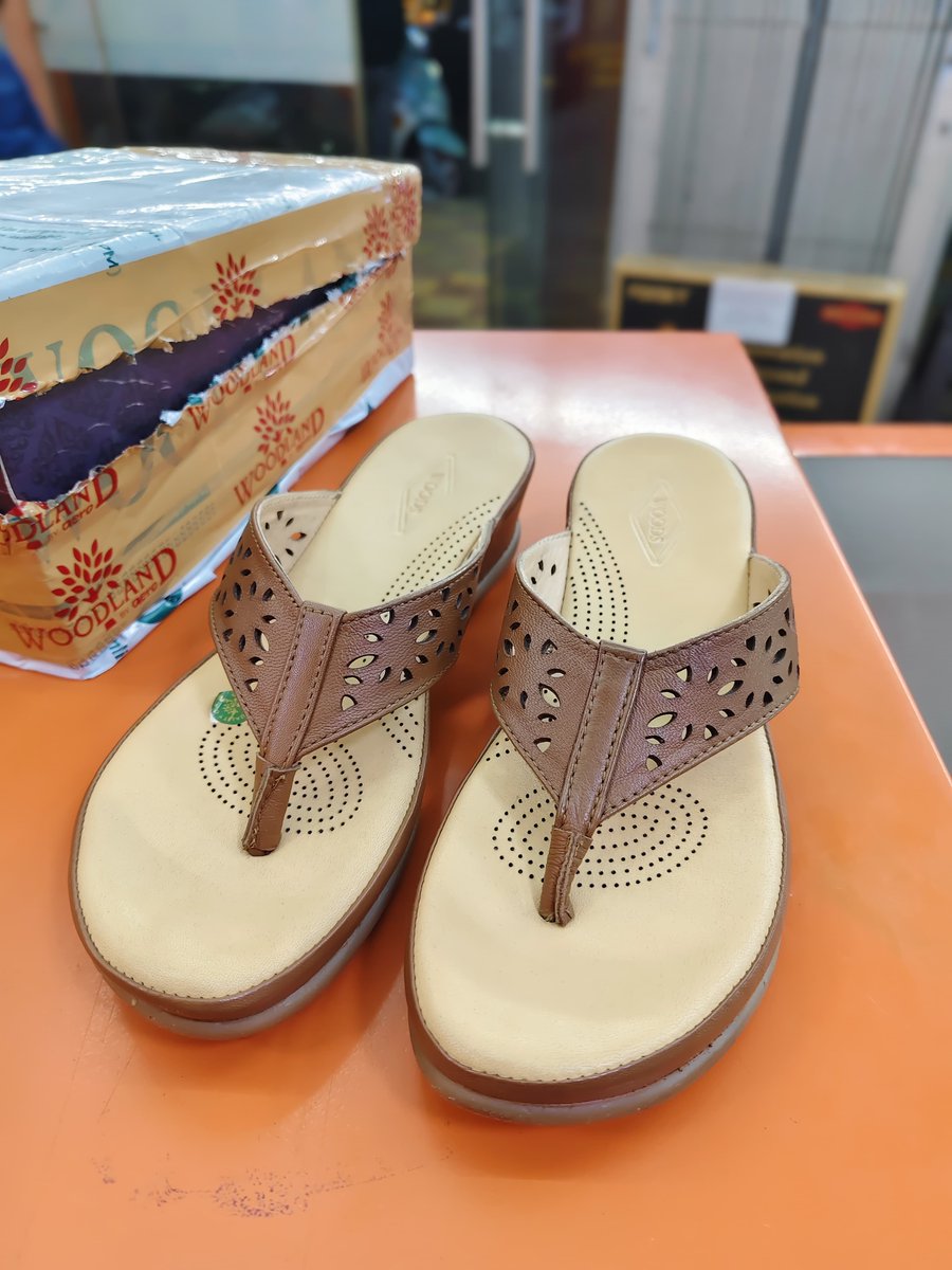 Ganeashu's tweet photo. @Woodland DONT ORDER ONLINE FROM WOODLAND WEBSITE/APP, THEY WILL SEND YOU DEFFECTIVE STOCK,
On 25 Nov i ordered a chappal from their app, it delivered me on 3rd dec a DEFECTIVE pcs, i immediately contacted to their customer care, they said you have to mail items photo and bill copy, i sent https://t.co/8u4hlvs7CL