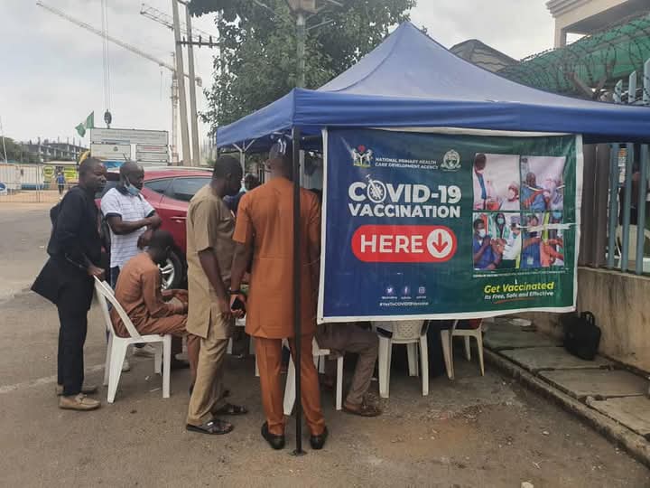 osphcda's tweet photo. Vaccines save lives at every age. They protect both our children and us as adults. Visit your nearest PHC today to get vaccinated against COVID-19 and other recommended vaccines for adults.
Vaccines are safe and effective!
#VaccinesWork
#ProtectTogether
@AKURECITY @BANigeria https://t.co/JnQRk0kJpd
